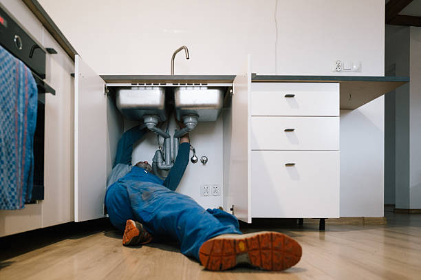 Professional Emergency Plumber technician working in Buchanan, VA